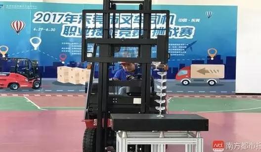 杭州叉車丨叉車在鋼絲上掉啤酒、疊酒杯算什么，東莞叉車職業技能大賽才厲害！