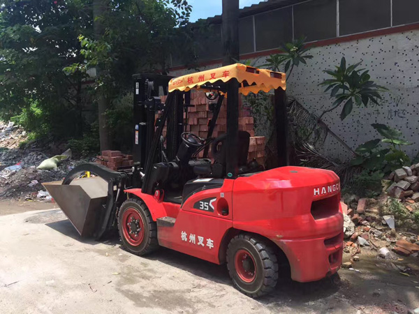 杭州叉車：為什么要給內燃叉車定期換機油？