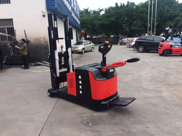 杭州叉車：選購(gòu)電動(dòng)堆高車，要學(xué)會(huì)多角度考慮！