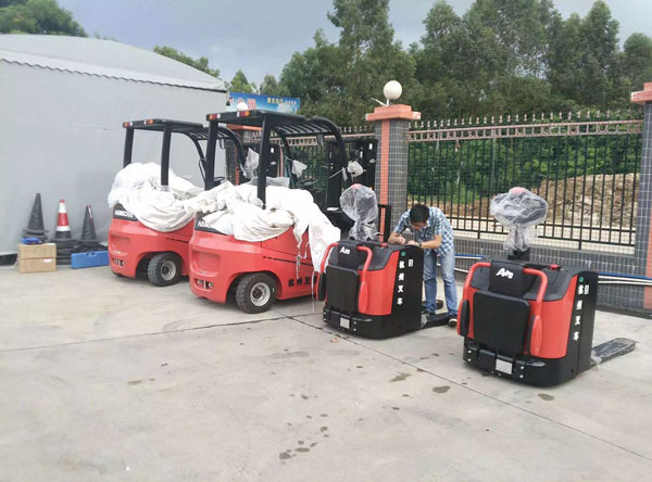 廣州叉車廠家教你：如何選配電動堆高車！