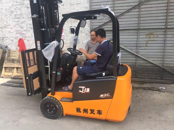 杭州叉車：三支點電動叉車優勢介紹